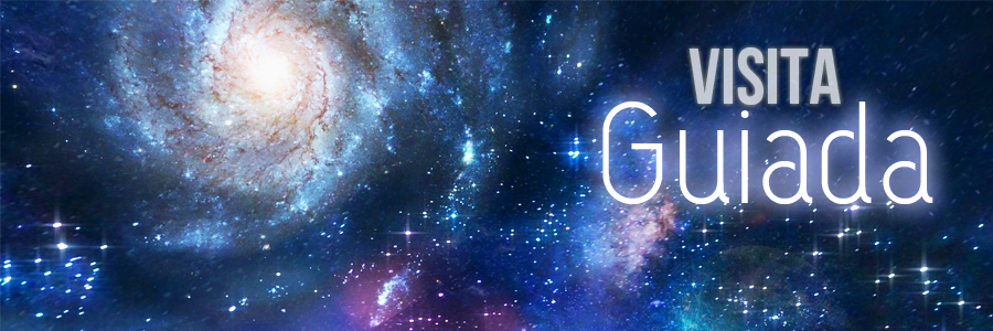 Imagem de uma constelação com várias estrelas brilhantes de diferentes tamanhos nas cores azul, vermelho, amarelo, roxo, violeta e branco, na lateral direita a seguinte escrita em branco "Visita Guiada"